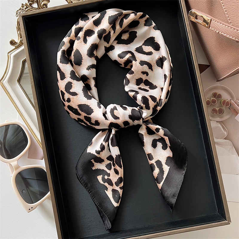Syal sutra motif macan tutul m - Silk Neck Scarf ulasan dan harga