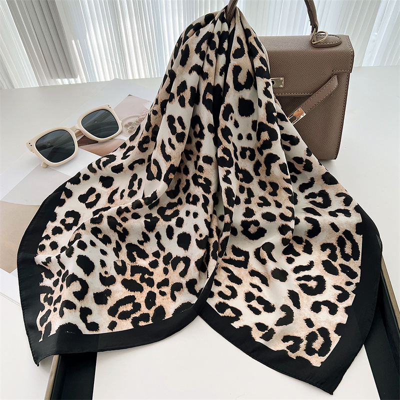 Syal sutra motif macan tutul m - Silk Neck Scarf ulasan dan harga