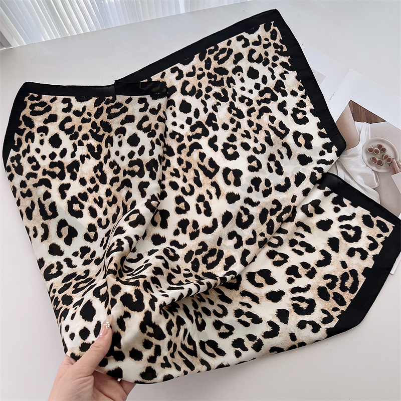 Syal sutra motif macan tutul m - Silk Neck Scarf ulasan dan harga
